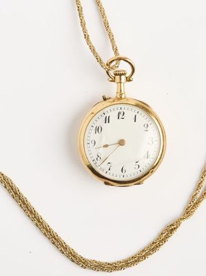 une image représentant une montre de poche en or avec une chaîne, posée sur une surface blanche