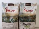 deux sacs d'aliments pour chiens Purizon posés sur un plan de travail