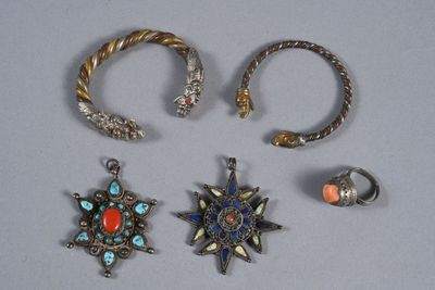 Lot de bijoux vraisemblablement en argent, cuivre, laiton et…