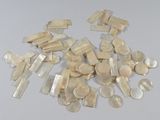 une pile de pièces de monnaie posée sur une table blanche