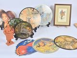 beaucoup d'assiettes et de photos sur une table