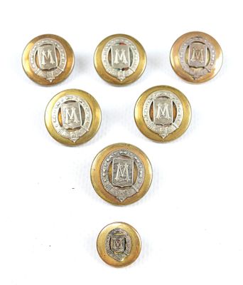 six boutons en or et en argent portant les lettres « m » et « m »