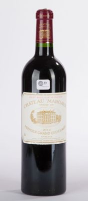 une bouteille de vin posée sur une table