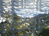 un banc fait de tuyaux, posé dans l'herbe