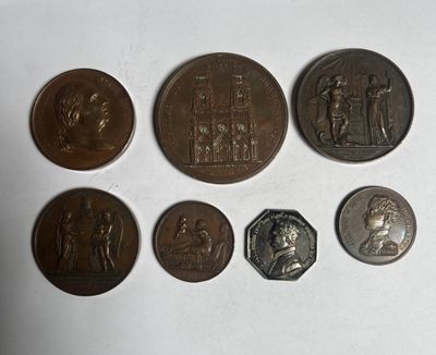 six types de pièces différents sont présentés sur une surface blanche