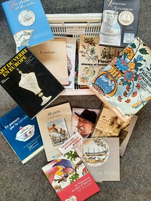 une pile de livres posés par terre