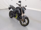 une photo d'une moto noire garée dans un garage