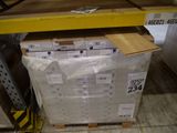 une palette chargée de nombreux cartons dans un magasin
