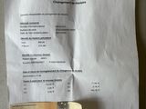 une feuille de papier posée sur une table