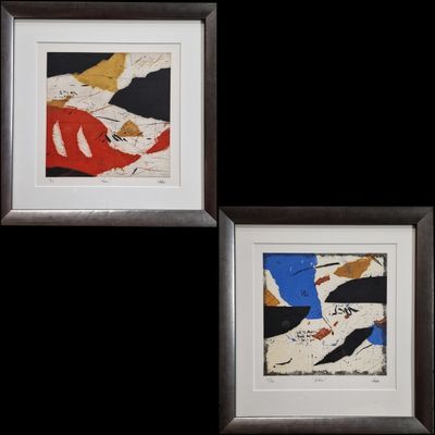 deux reproductions encadrées de peintures abstraites sur fond noir