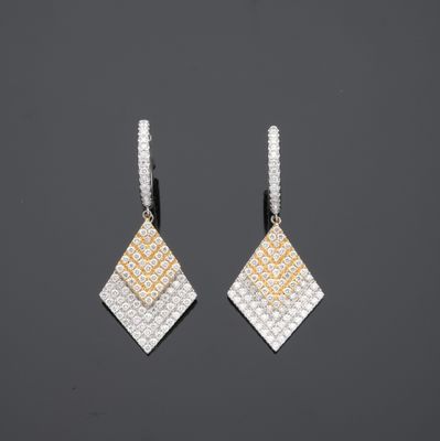 une paire de boucles d'oreilles en diamant sur fond noir