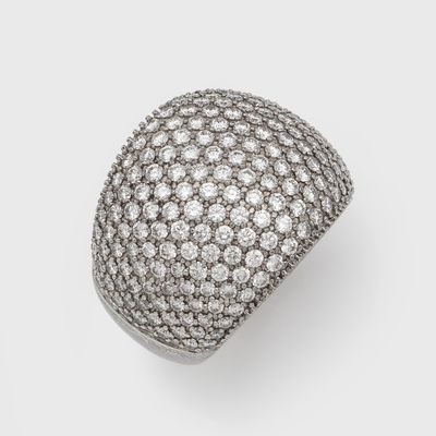 une bague en diamant et or blanc, signée Van Cleef