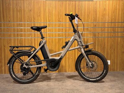 un vélo garé devant un mur en bois