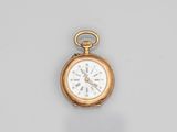 une montre de poche en or avec des chiffres romains et des chiffres romains