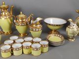 de nombreux types de vases et de coupes sur la table