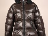 un gros plan sur une doudoune marron portée par un mannequin