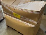 un grand carton posé sur une palette dans un entrepôt