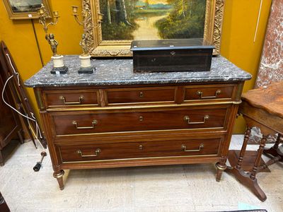 Commode en acajou et placage d’acajou ouvrant à 5 tiroirs sur 3 rangs,