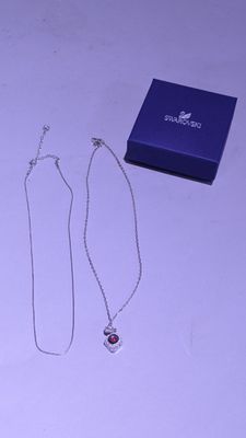 deux colliers et une boîte posés sur une table
