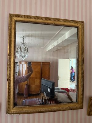 un homme se prenant en photo dans un miroir