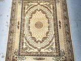 un tapis persan ancien avec un motif de médaillon au centre