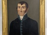 portrait d'un homme en manteau noir et chemise blanche
