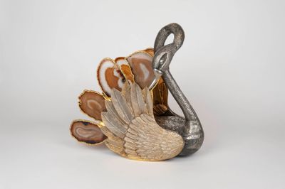 une figurine représentant un oiseau posé sur une table