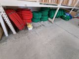 de nombreux tuyaux de différentes couleurs sur les étagères du garage