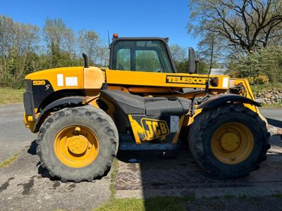 un tracteur jaune garé sur le bord de la route