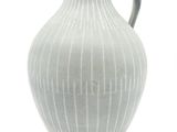 un vase blanc posé sur une surface blanche