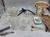 une table sur laquelle sont disposés divers objets en verre et en argent