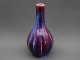 un vase orné d'un motif rouge et bleu