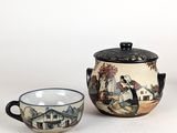 trois pièces de poterie sont posées sur une surface blanche