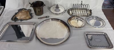 une table sur laquelle se trouvent de nombreux objets en argent