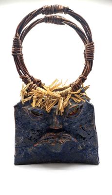 une photo d'un sac à main fabriqué en bois et en fil de fer