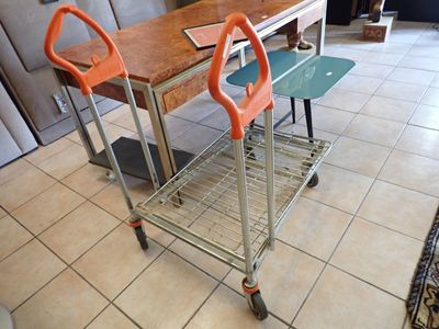 une table sur laquelle sont posées deux chaises, dans une pièce