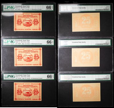 Quatre types différents de timbres sont exposés dans une vitrine.