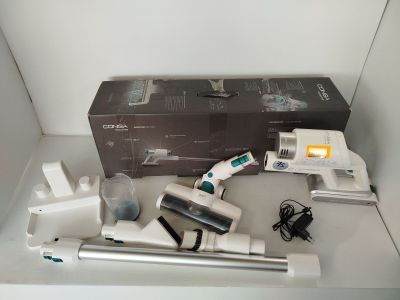 une boîte contenant un aspirateur et d'autres objets, posée sur une table