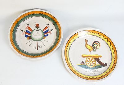 deux assiettes aux motifs différents, posées sur un fond blanc