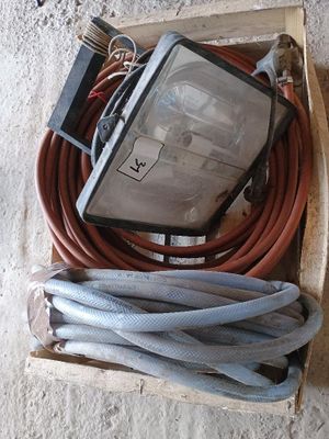 une boîte sur laquelle sont fixés plusieurs tuyaux et une lampe