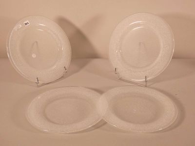 deux assiettes posées sur une table