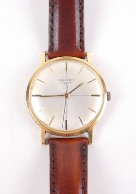 une image d'un gros plan d'une montre-bracelet sur une surface blanche