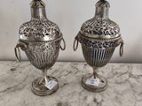 paire de vases plaqués argent, munis d'anses et de poignées