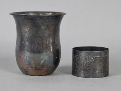 un vase en argent et une coupe en argent posés l'un à côté de l'autre
