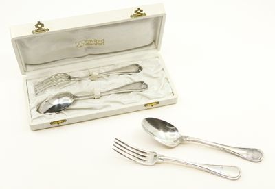 un service d'argenterie dans un coffret, comprenant une fourchette et une cuillère