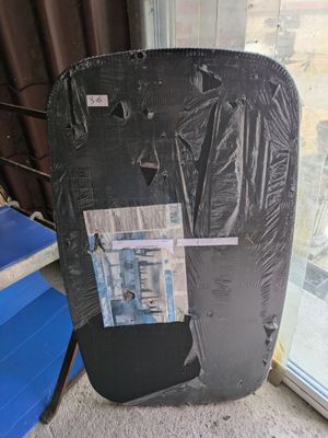 un snowboard posé par terre près d'une fenêtre