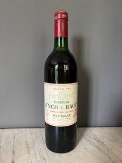 une bouteille de vin posée sur une table