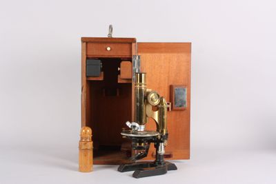 microscope dans sa boite en acajou. - Photo 1