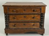 une petite commode en bois montée sur roulettes, sur fond blanc