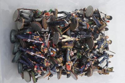 beaucoup de petits soldats dans une boîte en plastique